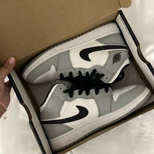 Jordan 1 Mid Light Smoke Grey